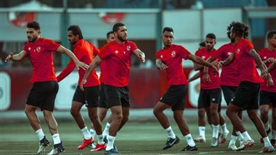 طاقم التحكيم الغاني يؤدي مرانه على ملعب الجنرال سيني كونتشي