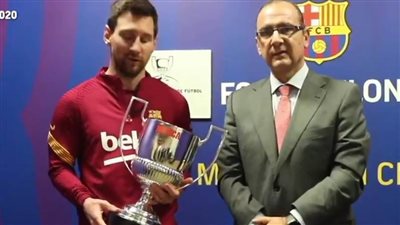 ميسي يتسلم جائزة البيتشيتشي.. وكورتوا يحصد جائزة زامورا في الدوري الإسباني