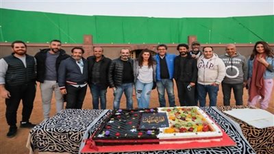 الصور .. صناع «أهل الكهف» يحتفلون بإنتهاء تصوير مشاهد الديكور الرئيسي للعمل في «الإنتاج الإعلامي» 