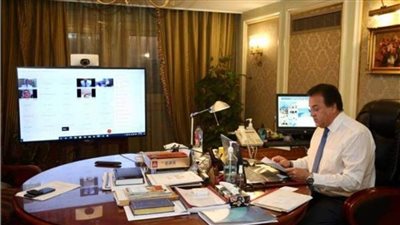 بعد تأهيلهم للتعامل مع حالات كورونا..وزير التعليم العالى يوافق على الاستعانة بالأطقم الطبية من تخصصات أخرى 