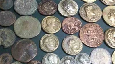 ضبط 85 عملة آثرية في مطار القاهرة الدولي قبل تهريبها إلى الخارج  