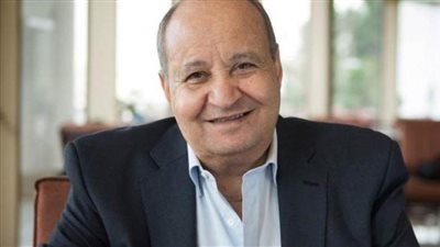 عاجل.. انهيار شقيقة وحيد حامد بمجرد وصول جثمانه لمسجد الشرطة