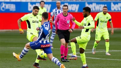 سواريز يمنح اتليتكو مدريد فوزا ثمينا علي الافيس بهدفين مقابل هدف ليعتلي صدارة الليجا