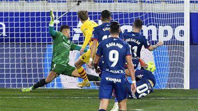 دي يونج يتقدم لـ برشلونة بهدف في شباك هويسكا في الليجا