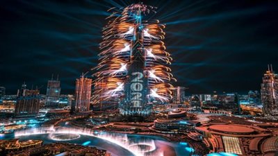 بالفيديو والصور| بعروض نارية.. برج خليفة يخطف أنظار العالم