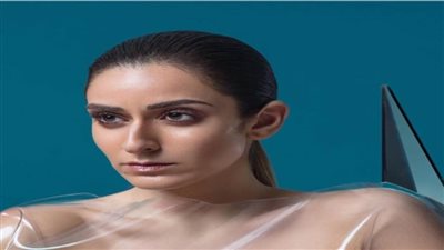 بالصور| أمينة خليل تستعرض جمال ملامحها بأنامل «ثريا شوقي»