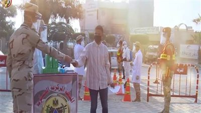 استمرارًا لجهودها .. القوات المسلحة توزع المسكات على المواطنين بالميادين 