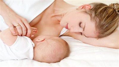 هل ينتقل فيروس كورونا من الأم إلى الطفل أثناء الرضاعة؟.. إنفوجراف
