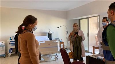 عاجل.. بالصور | وفد طبي من الاتحاد الدولي لكرة اليد يراجع الإجراءات الطبية بأماكن إقامة المنتخبات