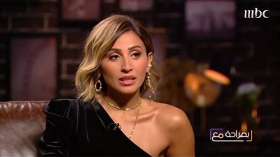 «لما بتعيش مع حد بتشوفه على حقيقته».. هل تعمدت دينا الشربيني وصف علاقتها بـ«عمرو دياب»؟ (فيديو)