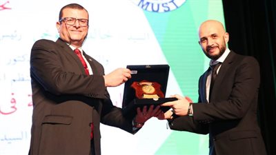 وسط إجراءات احترازية مشددة.. جامعة مصر للعلوم والتكنولوجيا تنظم ندوة عن 