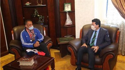 وزير الرياضة يدعم بطل ألعاب القوى لذوي القدرات الخاصة 