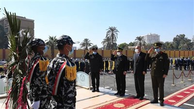 محافظ قنا ومدير الأمن يضعان اكليل من الزهور علي النصب التذكاري لشهداء الشرطة في الذكري الـ 69 لعيدها 