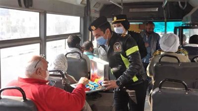 احتفالا بعيد الشرطة.. مديرية أمن القاهرة توزع الورود على المواطنين 