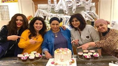 بالصور | وفاء وأيتن عامر تحتفلان بعيد ميلاد والدتهما