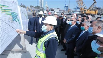 وزيرا النقل وقطاع الأعمال ورئيس هيئة قناة السويس يتفقدون ميناء الإسكندرية 
