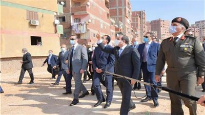 تفاصيل زيارة الرئيس السيسى داخل منطقة عزبة الهجانة.. 