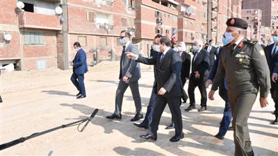 بالصور.. الرئيس السيسي رفقة وزراء الحكومة في جولة تفقدية بـ«عزبة الهجانة»