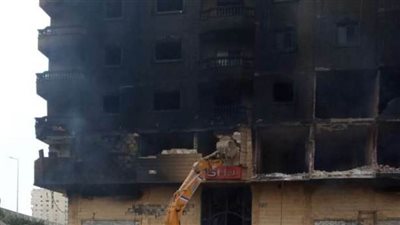 عاجل.. بدء إزالة عقار الهرم المحترق 