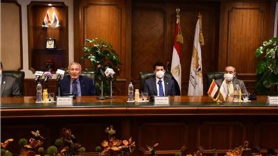وزير الرياضة يبحث مع وزير الطيران استعدادات مصر لاستضافة بطولات عالمية 