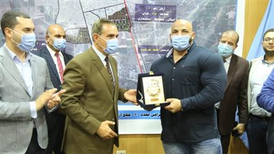 محافظ كفر الشيخ يُكرم «بيج رامي» بإهدائه درع المحافظة (صور)