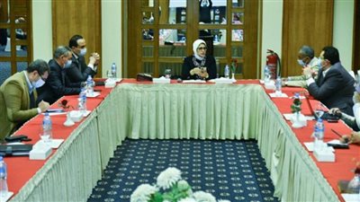 بالصور | وزيرة الصحة تشدد على تلبية جميع الاحتياجات الطبية لأهالي القرى المستهدفة