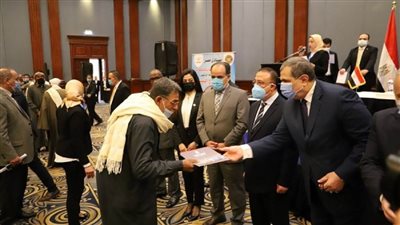 بالصور | وزير القوى العاملة ومحافظ الإسكندرية يسلمان 9618 بوليصة تأمين تكافلي للعمالة غير المنتظمة