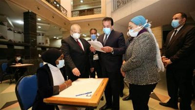 بالصور.. وزير التعليم العالى يطمئن على سلامة الطلاب ويوجه بضرورة الالتزام بالاجراءات الاحترازية