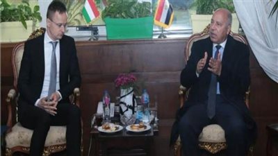 وزير النقل يبحث مع وزيرين مجريين تصنيع 200 عربة نوم جديدة  