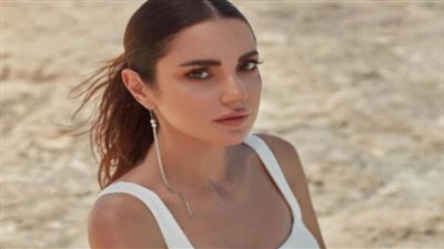 درة تستعيد ذكريات إطلالتها بالأبيض في باريس (صورة)