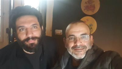 أيمن بهجت قمر وحماقي.. تحت تهديد السلاح (صور)