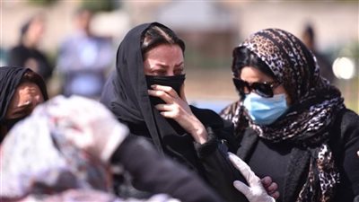 انهيار رضوى الشربينى أثناء تشييع جثمان والداتها من مسجد السيدة نفيسة