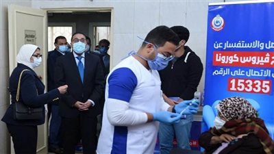 عاجل | بالصور |  مدبولي يشهد بدء تطعيم أصحاب الأمراض المزمنة وكبار السن بلقاح كورونا بالقطامية