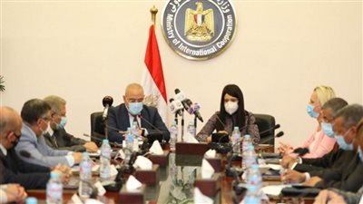 بالصور | لتوفير الصرف الصحي بالأقصر.. 