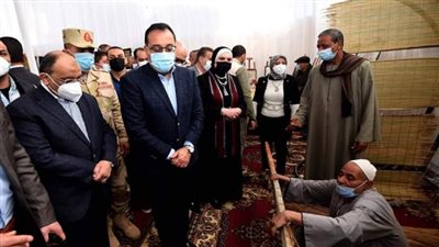 بالصور | رئيس الوزراء يوجه بضرورة دعم الصناع الحرفيين ومنتجاتهم 