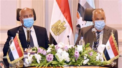 وزير النقل يبحث تطوير 200 عربة قطارات «درجة ثالثة»