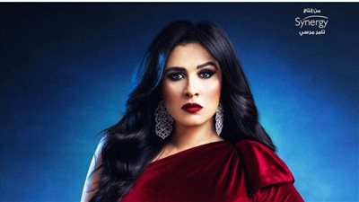 ياسمين عبد العزيز تطيح بـ