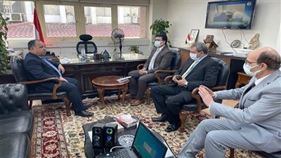 بالصور | وزير المالية يكرم أحد 