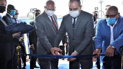 بالصور | وزير الطيران يفتتح مركز الخدمات السياحية 