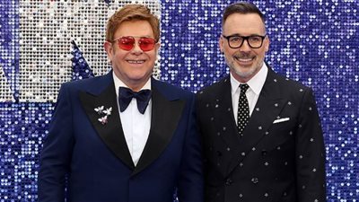 ألتون جون يتهم البابا فرنسيس بالنفاق على تويتر