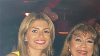 منة فضالى تحتفل مع والدتها بـ عيد الأم.. فيديو