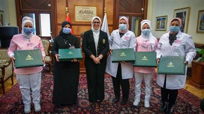 بالصور | تزامنًا مع الاحتفال بعيد الأم.. وزيرة الصحة تستقبل مجموعة من سيدات الفريق الطبي