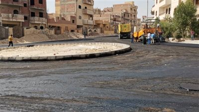 صور.. تنفيذ أعمال  رصف طرق حي النوادي بمدينة المنيا الجديدة