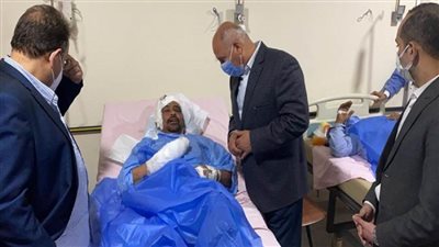 بالصور | وزير النقل يزور مصابي حادث قطاري سوهاج