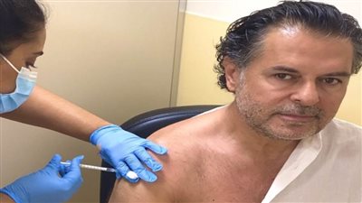 راغب علامة يتلقى لقاح كورونا في الإمارات