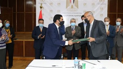 بالصور | يوفر 500 فرصة عمل مؤقتة.. توقيع عقد إنشاء محطة لإنتاج الكهرباء بالزعفرانة