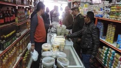 ضبط٢ طن دقيق وكميات من السلع الغذائية مجهولة المصدر فى حملة تموينية مكبرة بقنا 