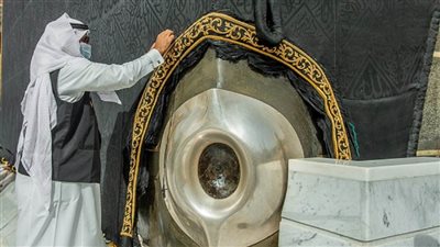 بالصور | استعدادًا لرمضان.. بدء صيانة كسوة الكعبة المشرفة