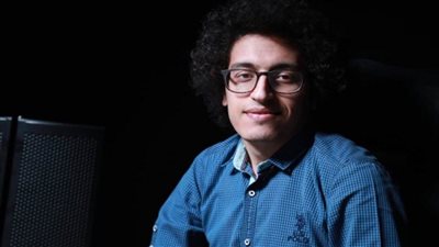 الكاتب أحمد صميدة يطرح «حكايات خلف الكاميرا» بالقاهرة للكتاب