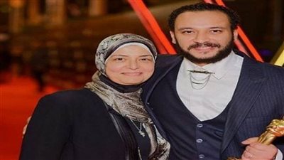 بدء صلاة الجنازة على جثمان زوجة خالد صالح بمسجد عمرو بن العاص